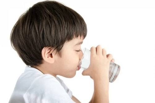 4 thời điểm uống nước giúp trẻ khỏe mạnh