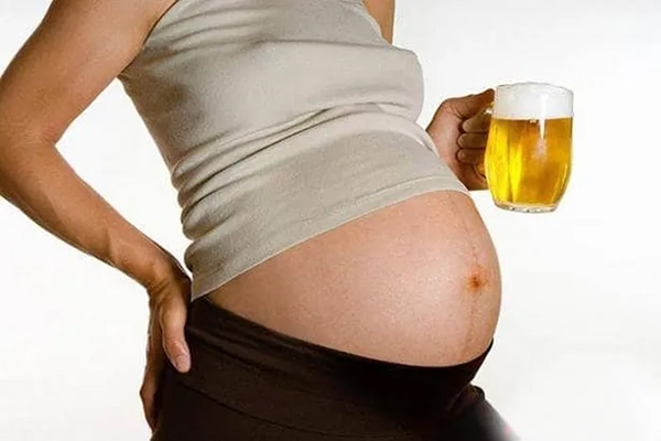 Hỏi bà bầu có nên uống bia?