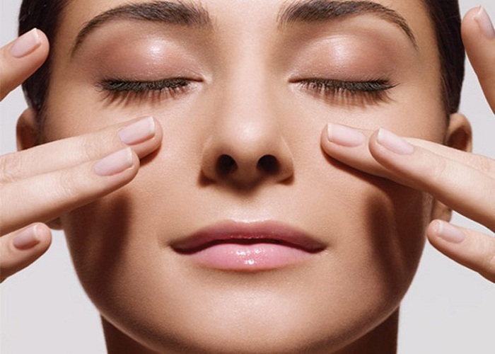 Massage mắt là cách chăm sóc và bảo vệ mắt vào mùa đông