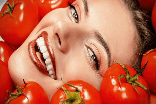5 cách làm mặt nạ cà chua trị mụn, dưỡng da trắng đẹp mịn màng