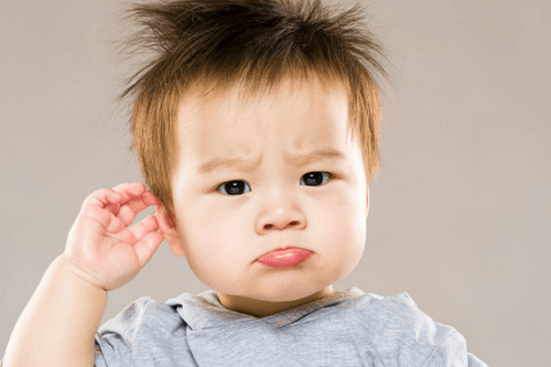 Trẻ bị viêm tai giữa, phải làm sao bạn có biết?