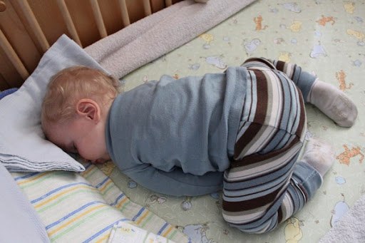 Tư thế ngủ chổng mông lên trời của trẻ có tác dụng gì?
