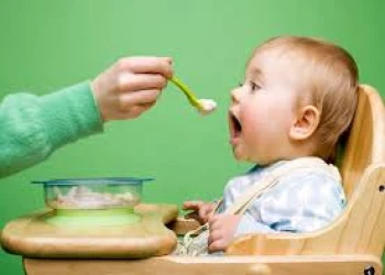 Mẹo giúp trẻ không chớ sau khi cho ăn