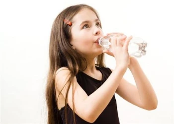 Khuyến cáo: 4 loại nước không nên cho trẻ uống